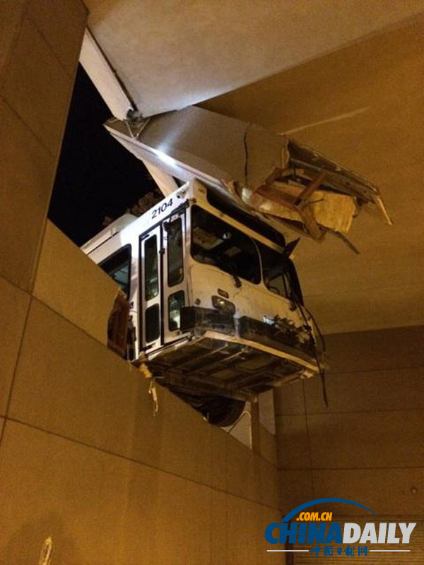 美國一公交車撞進(jìn)建筑停車場 懸掛半空驚險嚇人