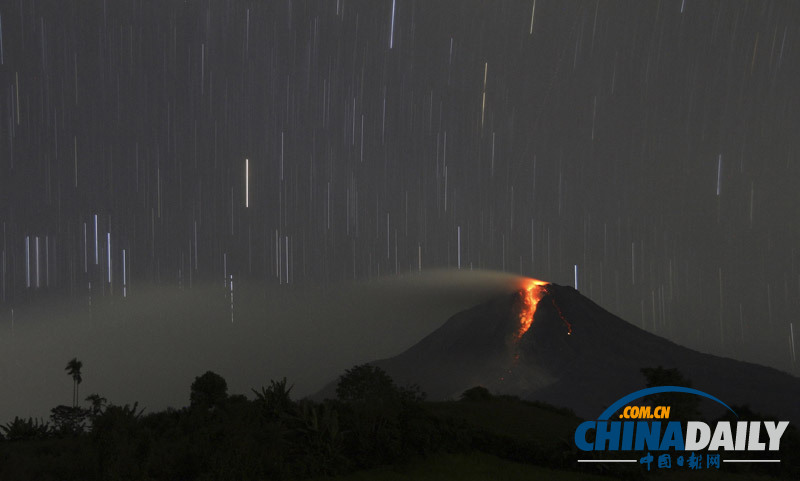 印尼火山巖漿噴涌而出 長(zhǎng)曝光照片展現(xiàn)“流星雨”