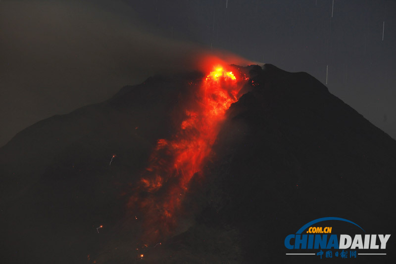 印尼火山巖漿噴涌而出 長曝光照片展現(xiàn)“流星雨”