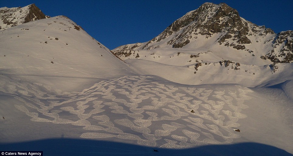 英國藝術(shù)家僅用指南針 在雪地上走出嘆為觀止作品