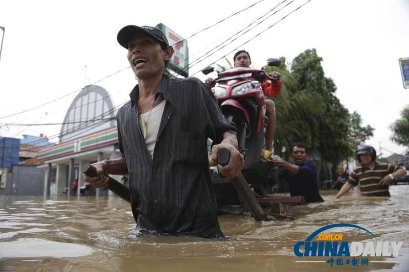 印尼首都被洪水淹沒 民眾紛紛涉水出逃