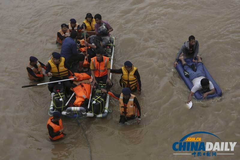 印尼首都被洪水淹沒(méi) 民眾紛紛涉水出逃