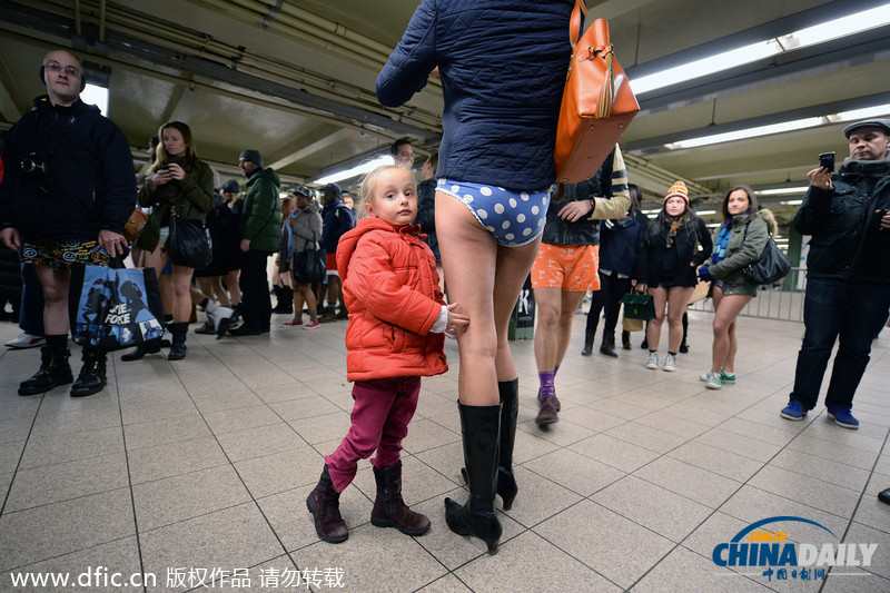 外國男女地鐵內(nèi)寬衣解帶慶祝“無褲日” 遭偷拍