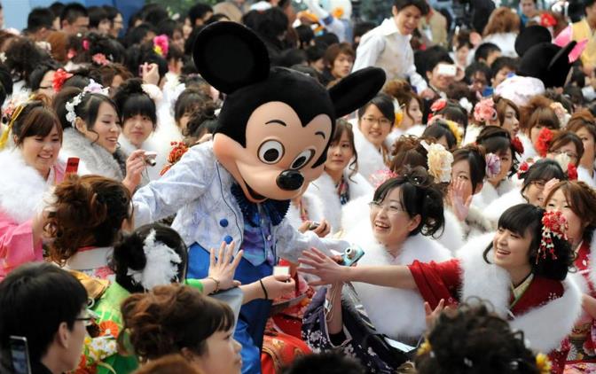 表演弓道、游迪斯尼 日本年輕人放假一天歡度成人節(jié)