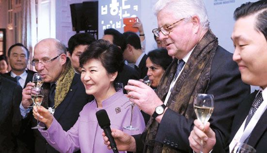 安倍突現(xiàn)樸槿惠演講現(xiàn)場(chǎng) 在最前排傾聽(tīng)但遭無(wú)視
