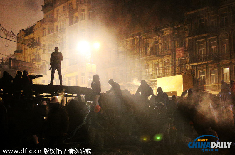 烏克蘭沖突持續(xù)街道如戰(zhàn)場 民眾點蠟燭紀念被打死者
