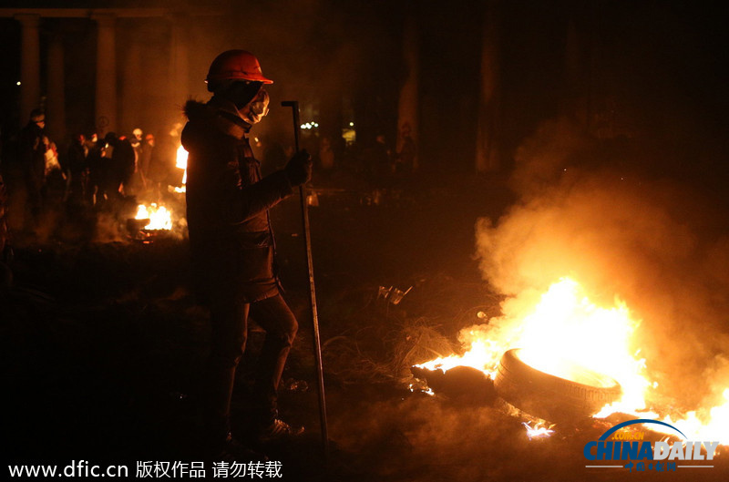 烏克蘭沖突持續(xù)街道如戰(zhàn)場 民眾點(diǎn)蠟燭紀(jì)念被打死者