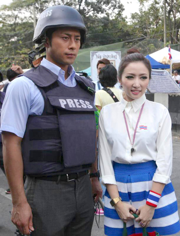 日本帥氣男記者采訪泰國(guó)大選“搶鏡” 民眾爭(zhēng)相合影