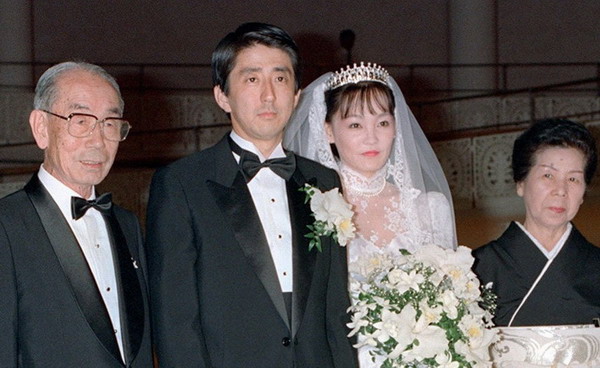 日媒：安倍夫人公開短信秀恩愛 祝老公情人節(jié)快樂