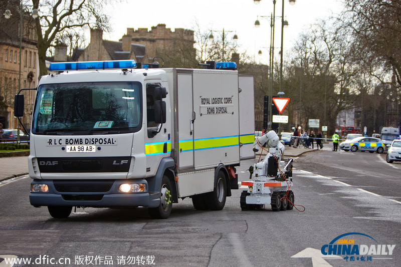 牛津大學(xué)征兵辦收到疑似炸彈包裹 英國軍方出動機(jī)器人排爆