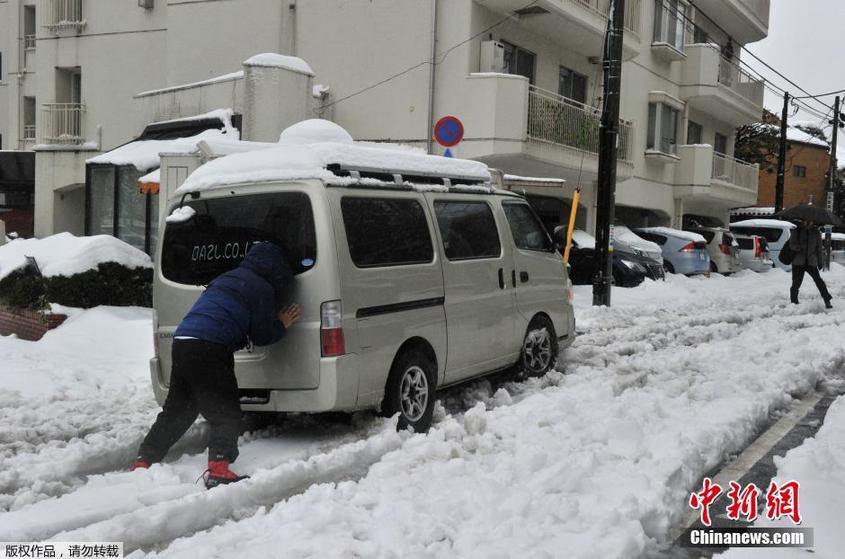 日本關(guān)東遭遇暴雪 路面積雪嚴(yán)重交通混亂