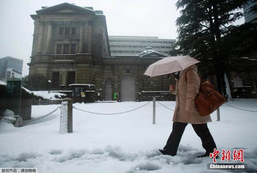 日本關(guān)東遭遇暴雪 路面積雪嚴(yán)重交通混亂