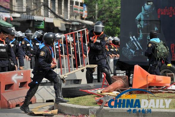 泰國(guó)警方展開(kāi)“清場(chǎng)行動(dòng)” 一抗議者、一警察身亡
