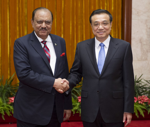 李克強(qiáng)在人民大會(huì)堂會(huì)見(jiàn)巴基斯坦總統(tǒng)侯賽因