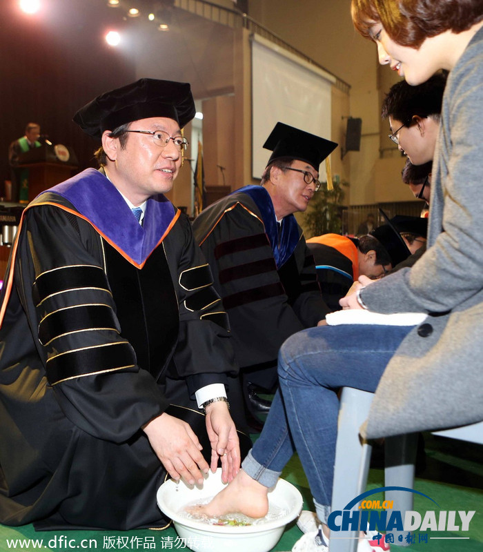 韓國大學(xué)校長教授為學(xué)生集體洗腳表達關(guān)愛（圖）