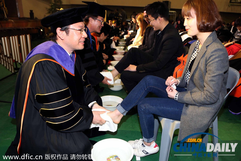 韓國大學校長教授為學生集體洗腳表達關(guān)愛（圖）