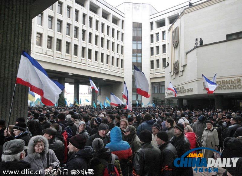 槍手闖克里米亞議會(huì)大樓 升起俄羅斯國(guó)旗