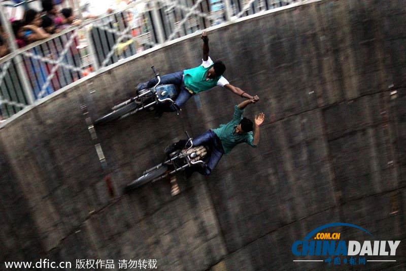 印度“死亡之井”特技飛車(chē) 失重高空脫手表演