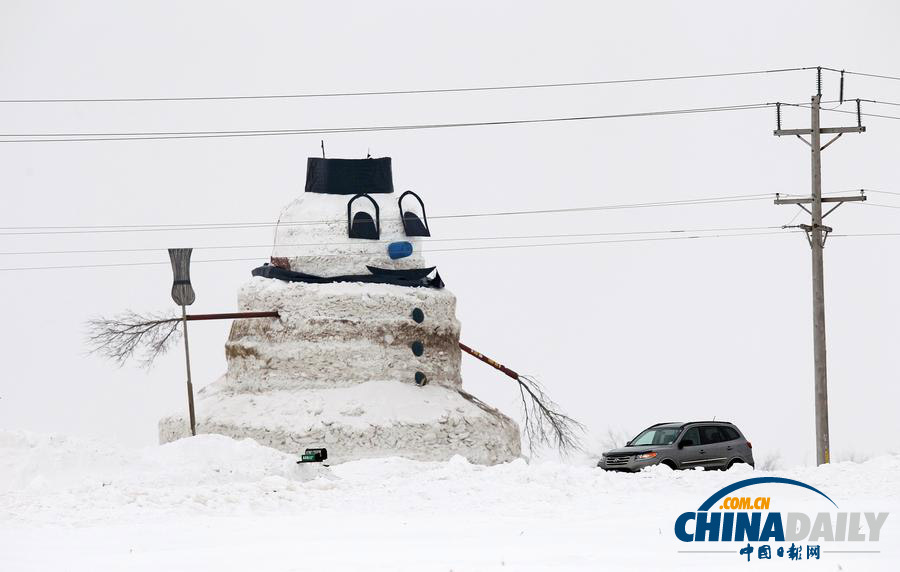 美國(guó)農(nóng)民堆出15米高雪人 引游客駐足留念