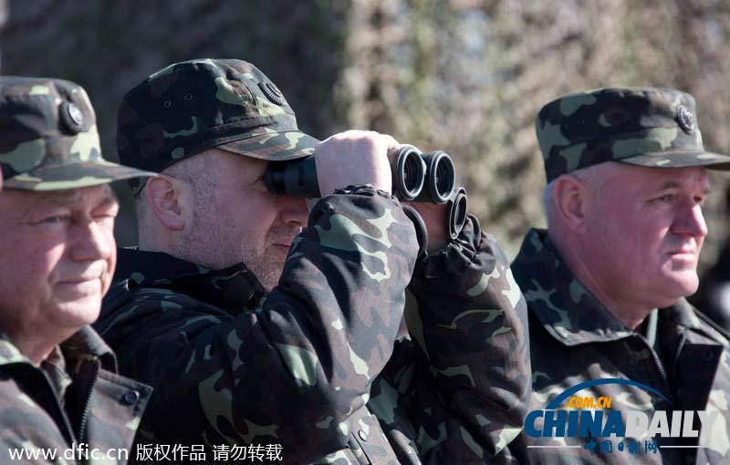 烏克蘭代總統(tǒng)觀看烏地面軍隊軍事演習(xí)
