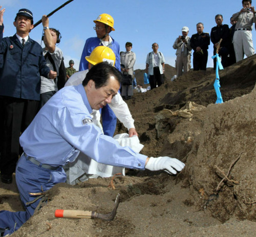 安倍晉三訪問(wèn)硫磺島 視察二戰(zhàn)日兵遺骨收容現(xiàn)場(chǎng)