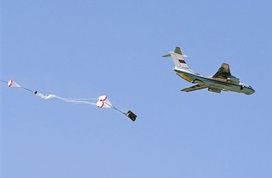 我空降兵重型裝備首次一機(jī)多點空投成功