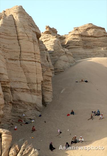 Hot sand treatment popular in Xinjiang