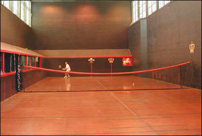 “real tennis”[室內(nèi)網(wǎng)球，又稱“純網(wǎng)球”，現(xiàn)幾乎被“l(fā)aw tennis”（草地網(wǎng)球）所取代]。