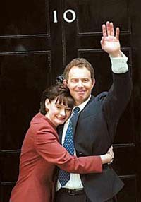 布萊爾求婚史大曝光！<br>Blair asked Cherie to say 'I do' while she scrubbed the loo