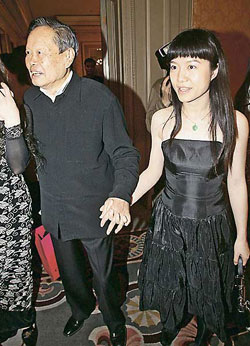 楊振寧夫婦十指緊扣 著“情侶裝”恩愛(ài)現(xiàn)身