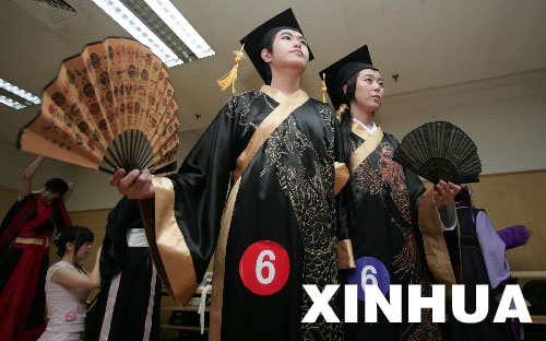 北大“漢服式學(xué)位服”設(shè)計作品亮相