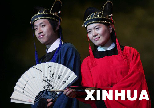 北大“漢服式學(xué)位服”設(shè)計作品亮相