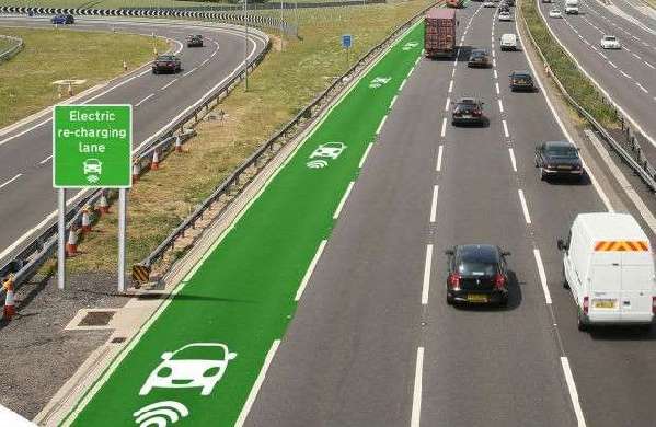 邊開車邊充電？英國將測試電動車無線充電公路