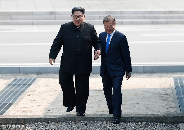 歷史時(shí)刻！金正恩跨過(guò)“三八線”與文在寅握手，還帶上了冷面！