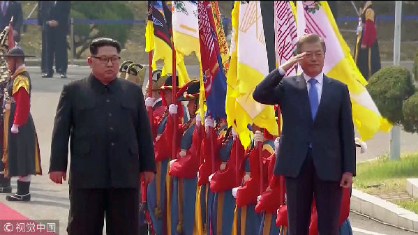 歷史時(shí)刻！金正恩跨過(guò)“三八線”與文在寅握手，還帶上了冷面！