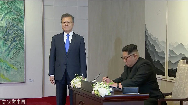 歷史時(shí)刻！金正恩跨過(guò)“三八線”與文在寅握手，還帶上了冷面！