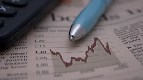 UK economic growth slows 最新公布數(shù)據(jù)顯示英國經濟增長速度緩步