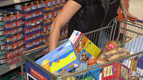 Are British consumers getting a bargain? 在英國超市購物真能撿到便宜嗎？