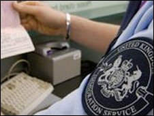“英國應嚴審海外學生簽證”