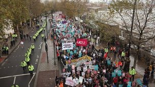 英國學(xué)生抗議示威 中國留學(xué)生怎么看？