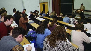 “申請大學非歐洲語言專業(yè)人數下降”