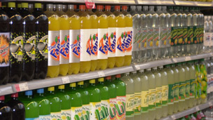 Tax on drinks proposed 英國(guó)擬對(duì)含糖飲料征稅