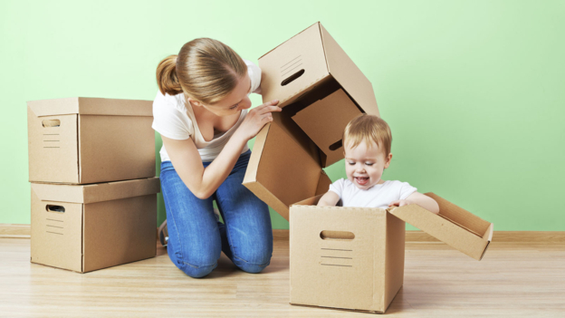Would you let your baby sleep in a box? 你愿意讓自己的寶寶在盒子里睡覺嗎？