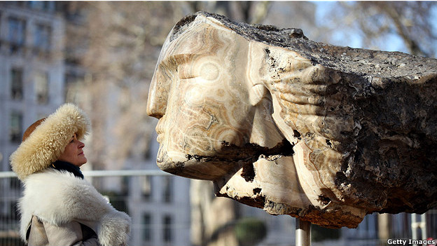 Stony-faced 面無表情的