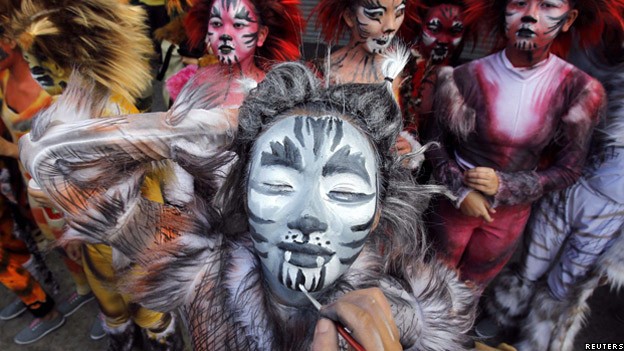 Put on a brave face 裝做若無(wú)其事的樣子