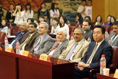 十余駐華外交官出席外經(jīng)貿(mào)外語(yǔ)文化節(jié)