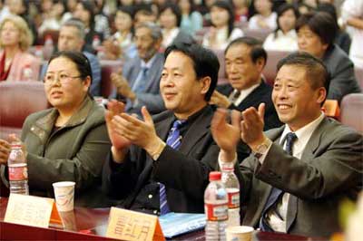 十余駐華外交官出席外經(jīng)貿(mào)外語(yǔ)文化節(jié)