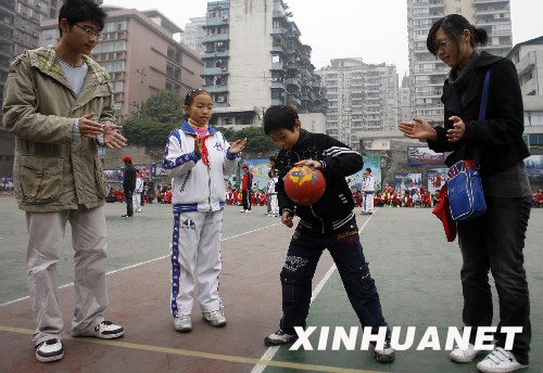 手拉手，我們做朋友