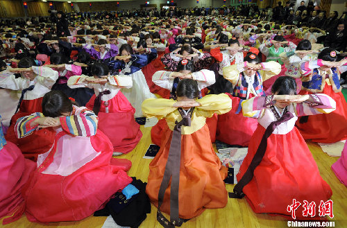 韓國女學(xué)生畢業(yè)禮集體著韓服舉行成人儀式