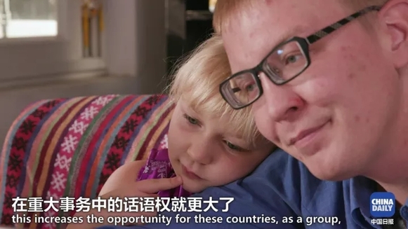 萌娃抱著地球儀，開始思考中國(guó)在世界上起了什么作用丨艾瑞克的小課堂